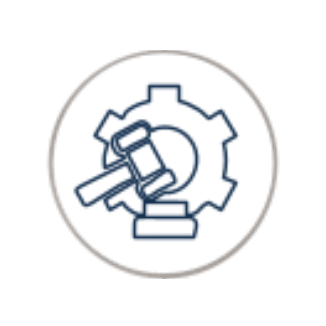 Ícone linear de uma engrenagem industrial com um martelo de juiz ao centro, simbolizando a defesa em contencioso trabalhista estratégico e a proteção da produtividade da empresa.