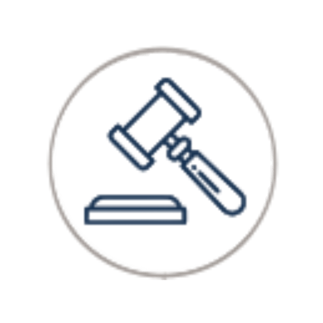 Ícone linear de um martelo da justiça, simbolizando ações judiciais para obrigar planos de saúde a cobrirem medicamentos de alto custo, cirurgias e tratamentos essenciais.