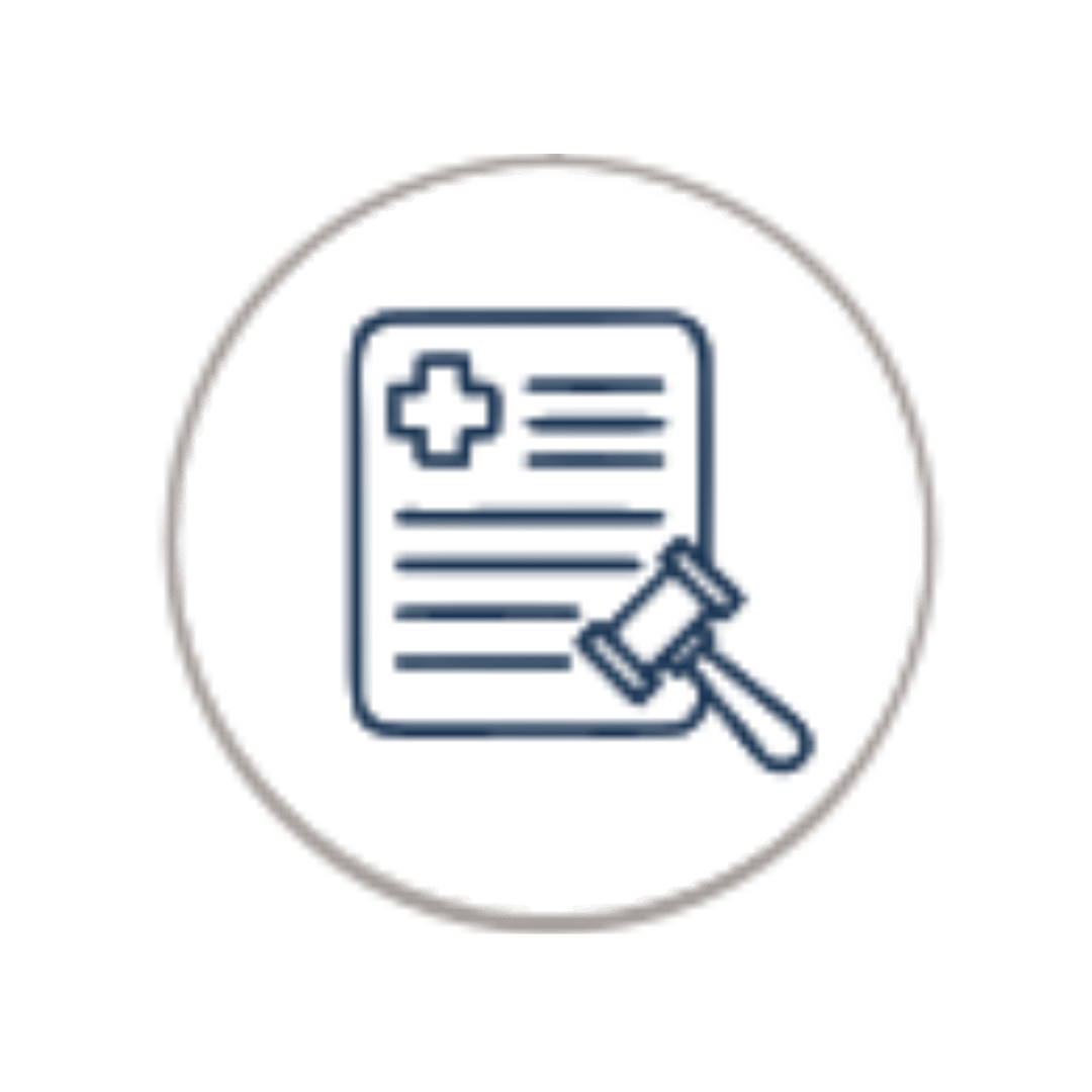 Ícone de documento médico com martelo de juiz, simbolizando ações de responsabilidade civil e indenização por erro médico, hospitalar ou odontológico.